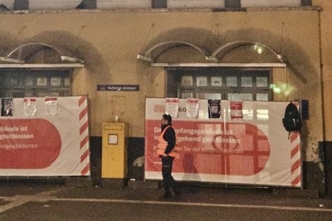 Der gesperrte S�dausgang des H�chster Bahnhofs. Foto: Mona Morgenstern